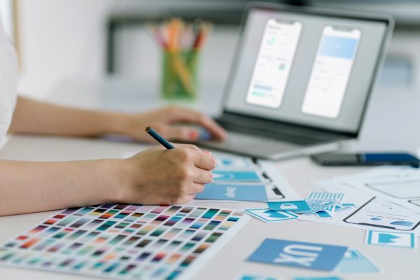 Creative,Ux,Designer,Designing,Screens,For,Mobile,Responsive,Application,Development